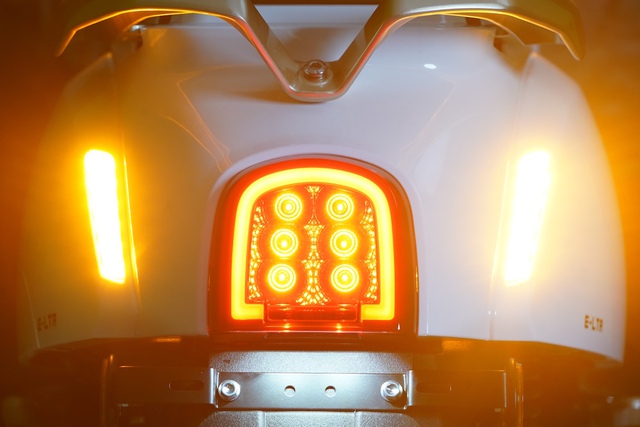 Xe máy điện 'chất' như Vespa: Đi 105 km/lần sạc, có thể lắp đến 2 pin, giá 43 triệu đồng - Ảnh 7