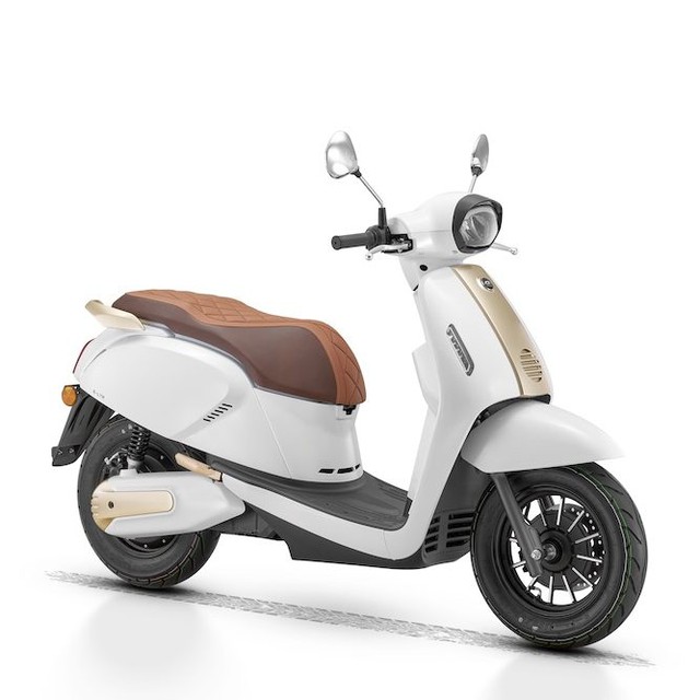 Xe máy điện 'chất' như Vespa: Đi 105 km/lần sạc, có thể lắp đến 2 pin, giá 43 triệu đồng - Ảnh 1
