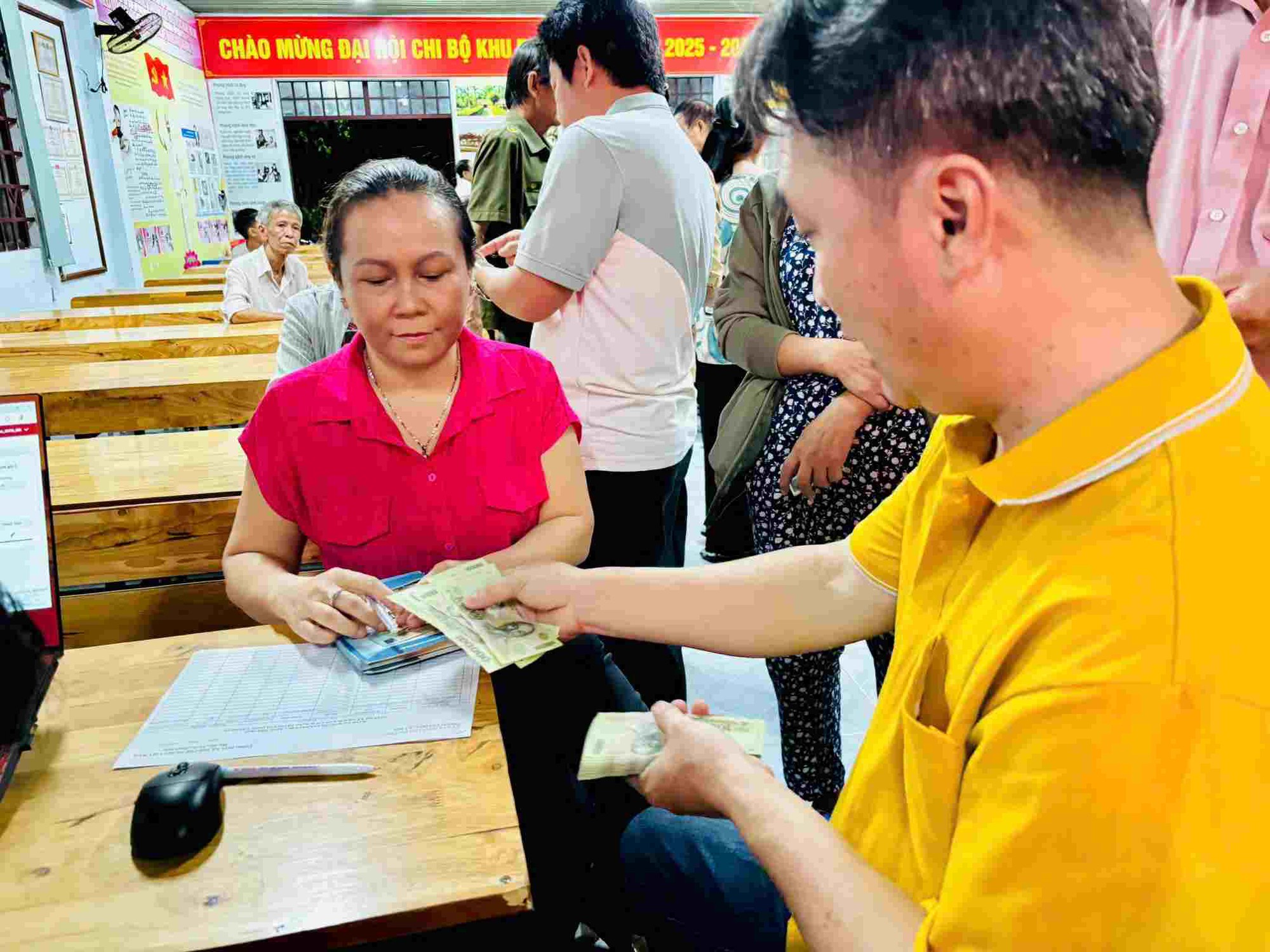 Kho bạc Nhà nước đã chi 10.700,3 tỉ đồng tặng quà Quốc khánh, công bố ngày tặng quà đợt 2 cho người chưa được chi trả - Ảnh 1