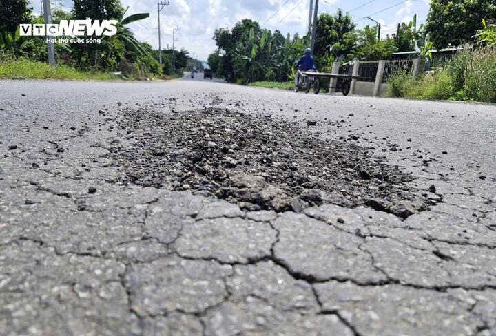 Đường hơn 1.800 tỷ ở Đà Nẵng mới thảm nhựa đã bong tróc, vá chằng vá đụp - Ảnh 3