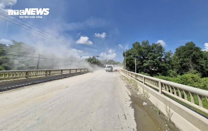 Đường hơn 1.800 tỷ ở Đà Nẵng mới thảm nhựa đã bong tróc, vá chằng vá đụp - Ảnh 2