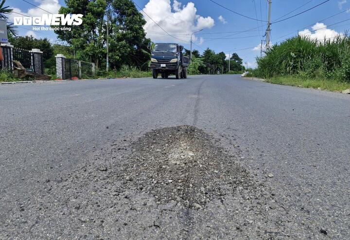 Đường hơn 1.800 tỷ ở Đà Nẵng mới thảm nhựa đã bong tróc, vá chằng vá đụp - Ảnh 4