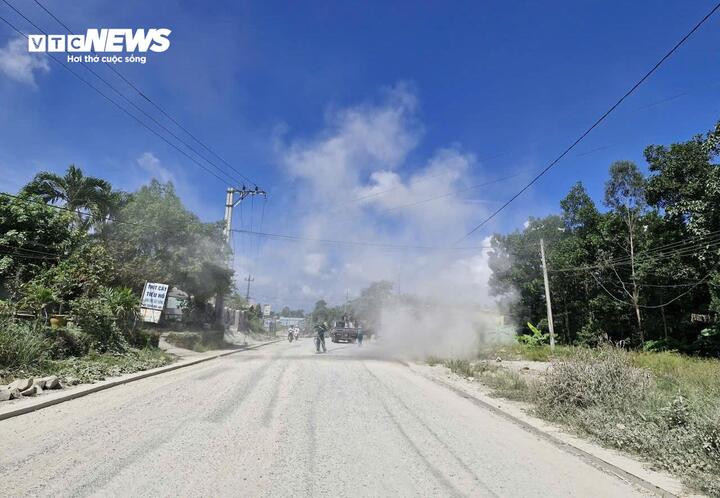 Đường hơn 1.800 tỷ ở Đà Nẵng mới thảm nhựa đã bong tróc, vá chằng vá đụp - Ảnh 1