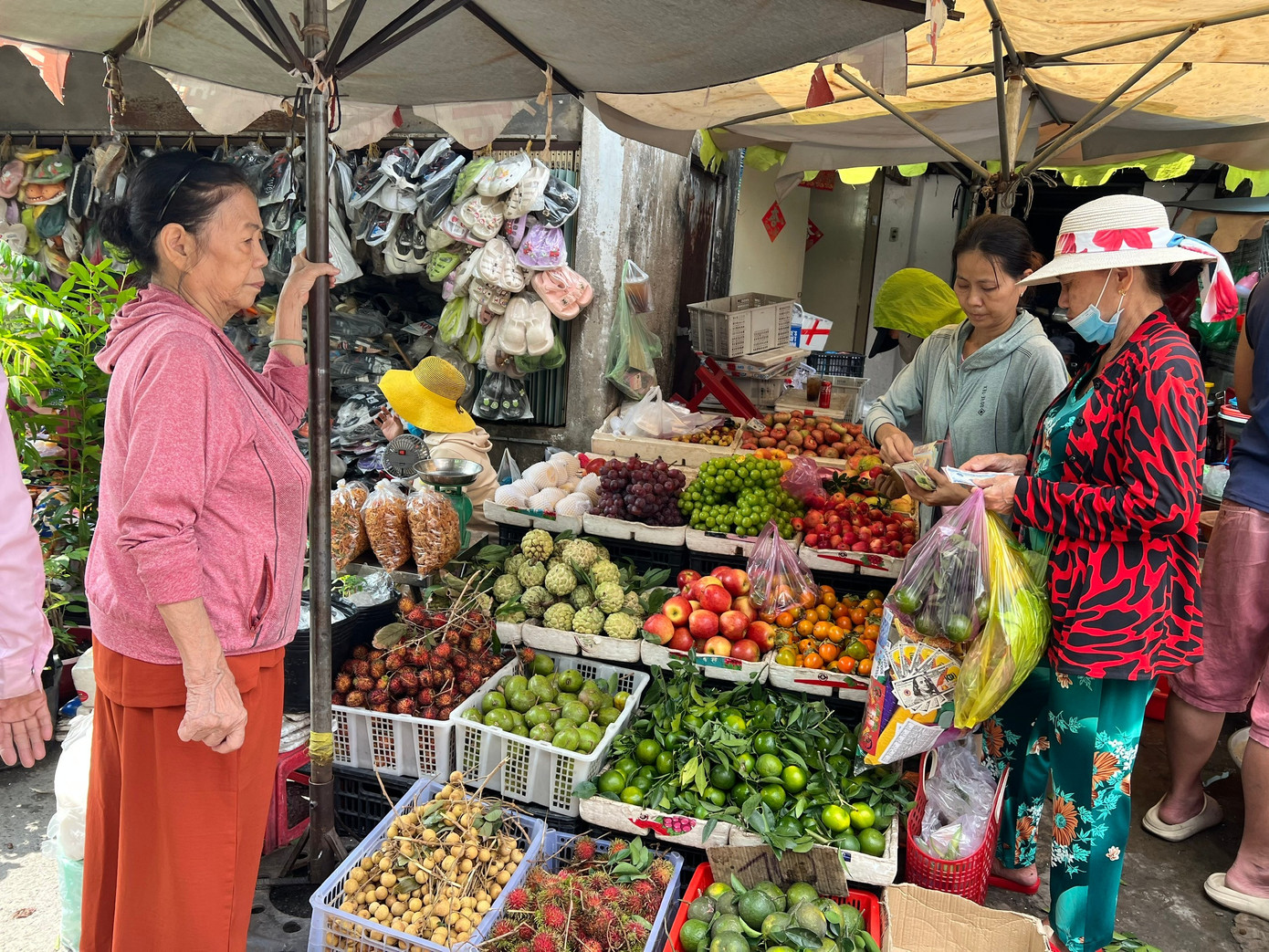 Thị trường rằm tháng Bảy: Trăm người bán, vài người mua - Ảnh 7