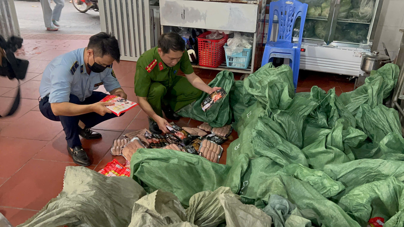 Hà Nội: Thu giữ 1 tấn ‘lạp xưởng hà khẩu nướng đá’ không rõ nguồn gốc - Ảnh 2