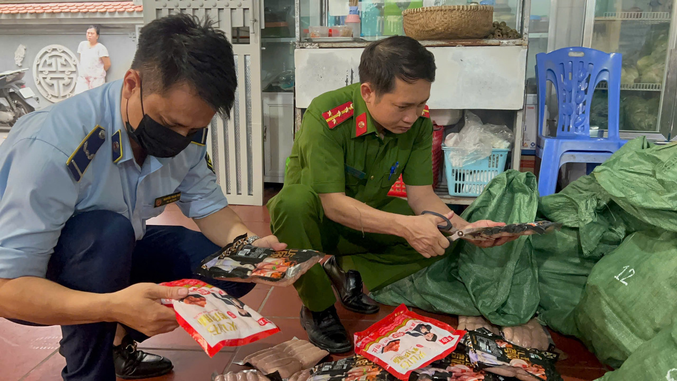 Hà Nội: Thu giữ 1 tấn ‘lạp xưởng hà khẩu nướng đá’ không rõ nguồn gốc - Ảnh 1