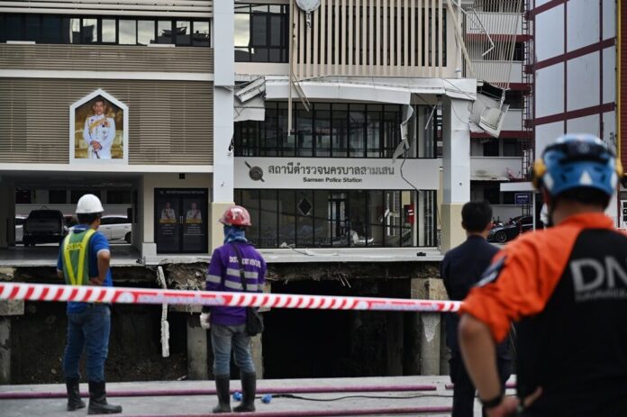 Vụ "hố tử thần" sâu 50m giữa lòng Bangkok: Hơn 50.000 bao cát được dùng để lấp khe hở, hé lộ nguyên nhân ban đầu - Ảnh 2