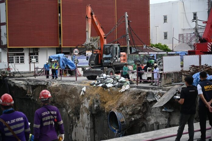 Vụ "hố tử thần" sâu 50m giữa lòng Bangkok: Hơn 50.000 bao cát được dùng để lấp khe hở, hé lộ nguyên nhân ban đầu - Ảnh 3