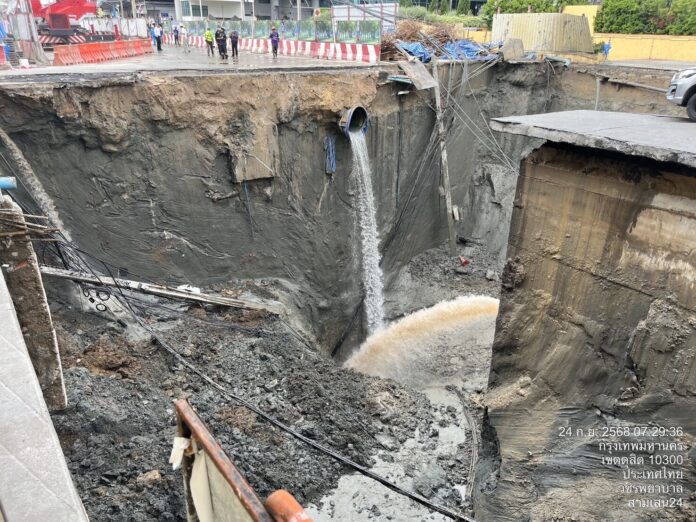 Clip kinh hoàng: Hố tử thần sâu 50m "nuốt trọn" đường trước 1 bệnh viện lớn, Bangkok phong tỏa khẩn khu vực - Ảnh 3