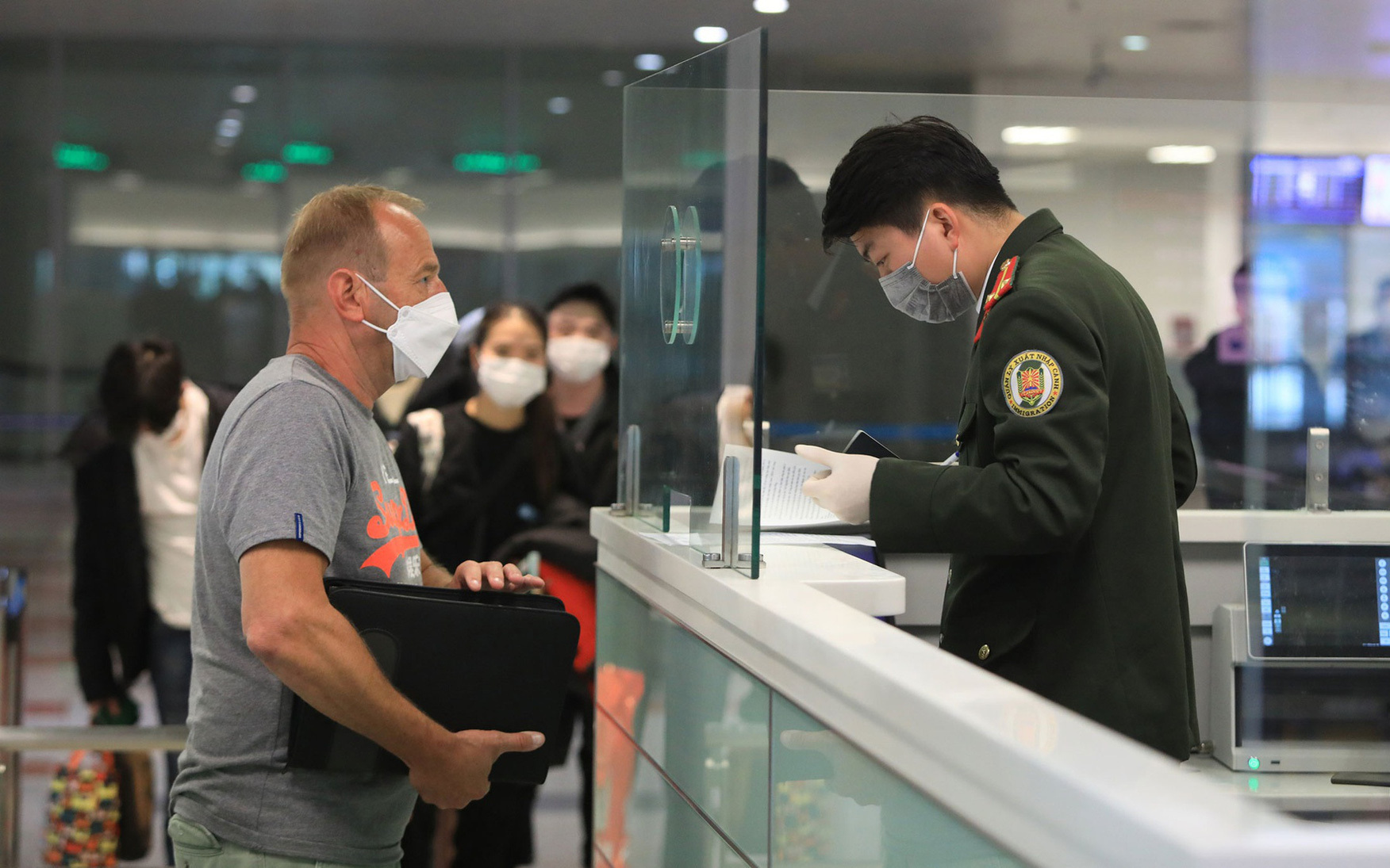 Giảm thời gian cấp giấy miễn thị thực còn một ngày - Ảnh 1