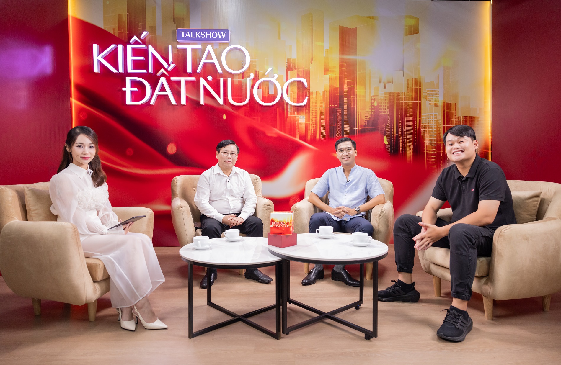 Nhiệm vụ của người trẻ là dạy cho người cao tuổi cách dùng smartphone và internet: người già vẫn có nhu cầu học chứ! - Ảnh 2