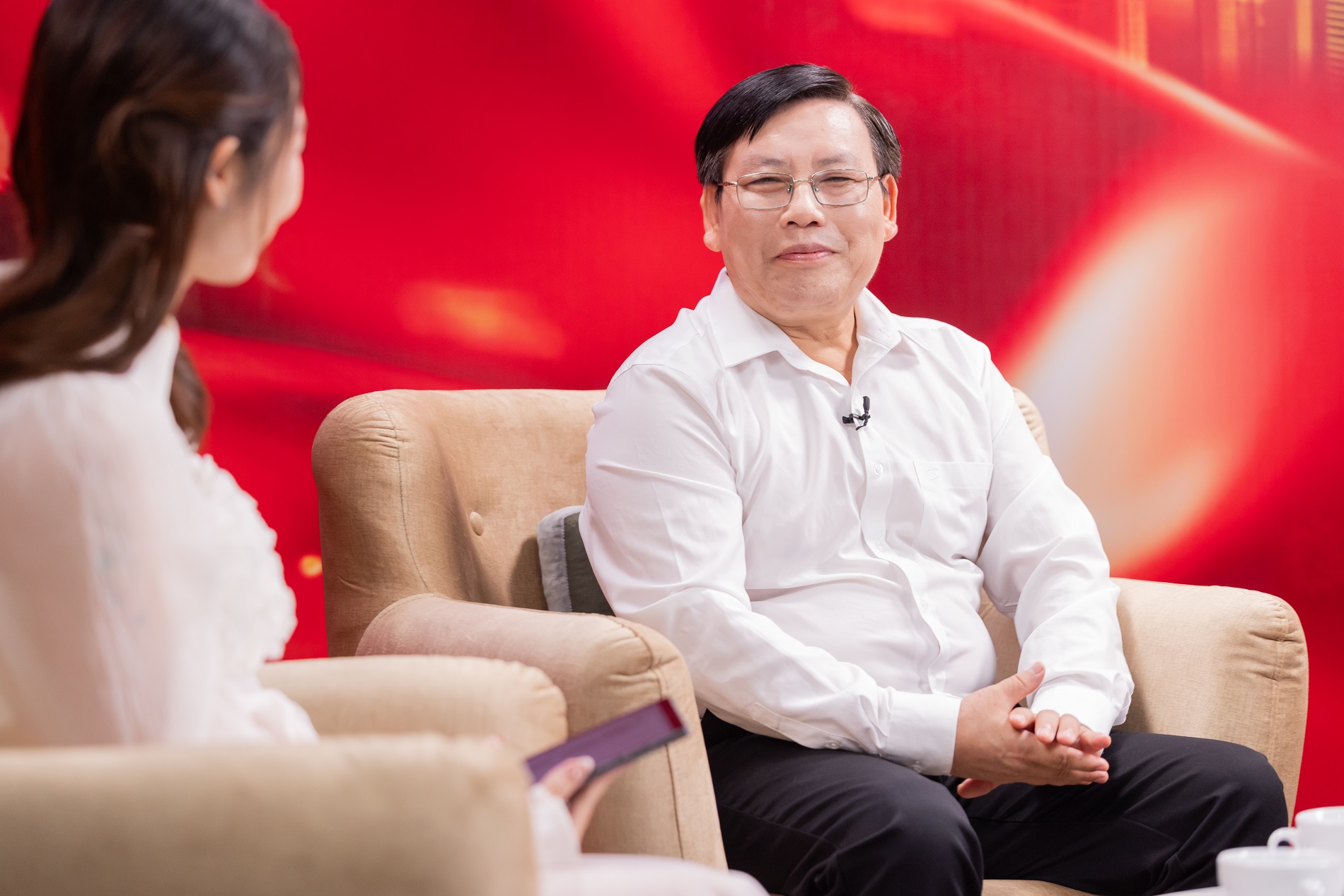 Nhiệm vụ của người trẻ là dạy cho người cao tuổi cách dùng smartphone và internet: người già vẫn có nhu cầu học chứ! - Ảnh 1