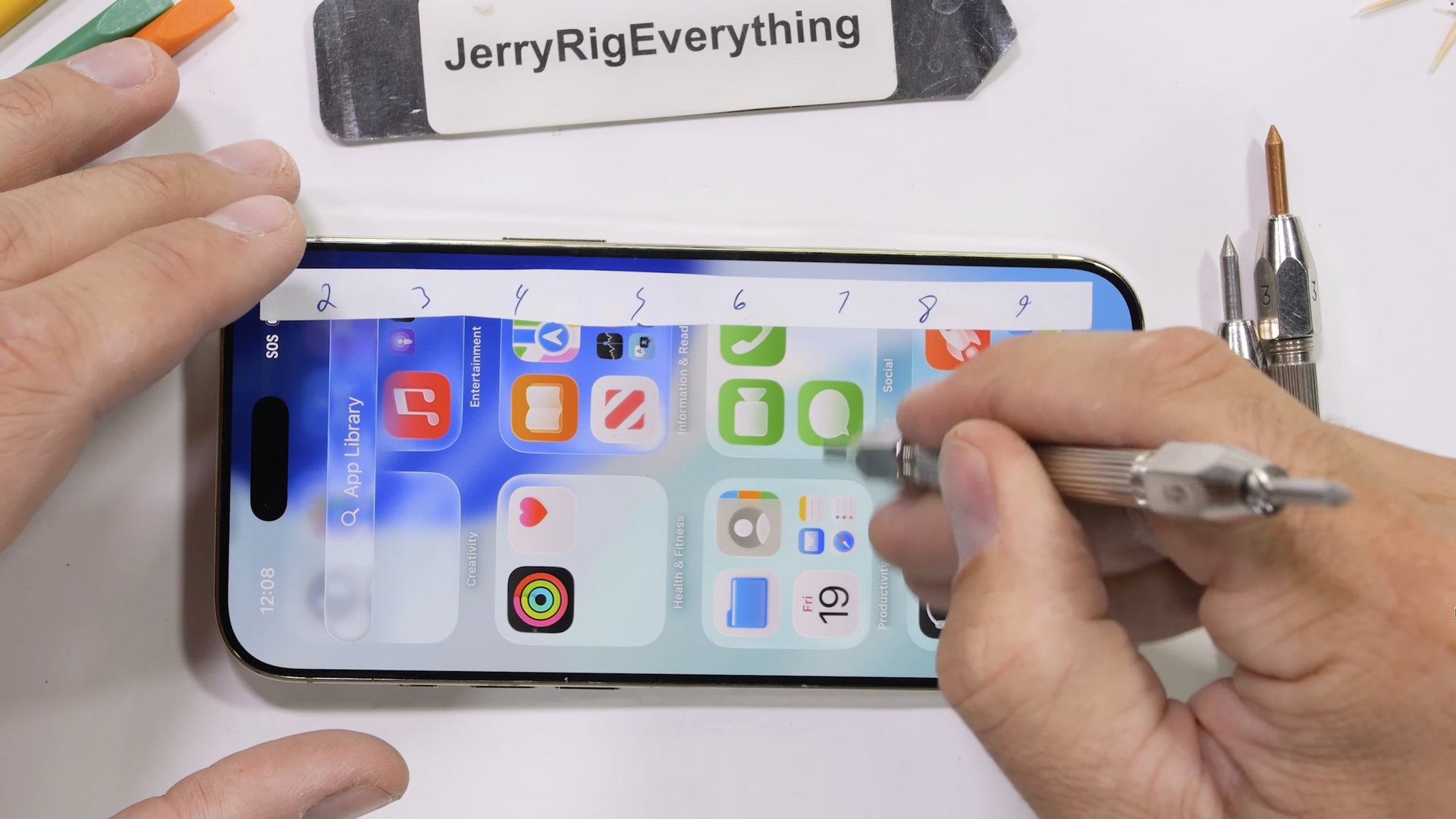 iPhone Air mỏng dính nhưng không thể bẻ gãy, phải dùng máy áp lực gần 100kg mới chịu cong - Ảnh 1