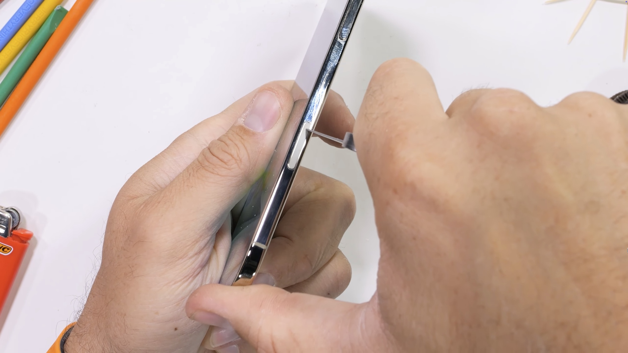 iPhone Air mỏng dính nhưng không thể bẻ gãy, phải dùng máy áp lực gần 100kg mới chịu cong - Ảnh 2