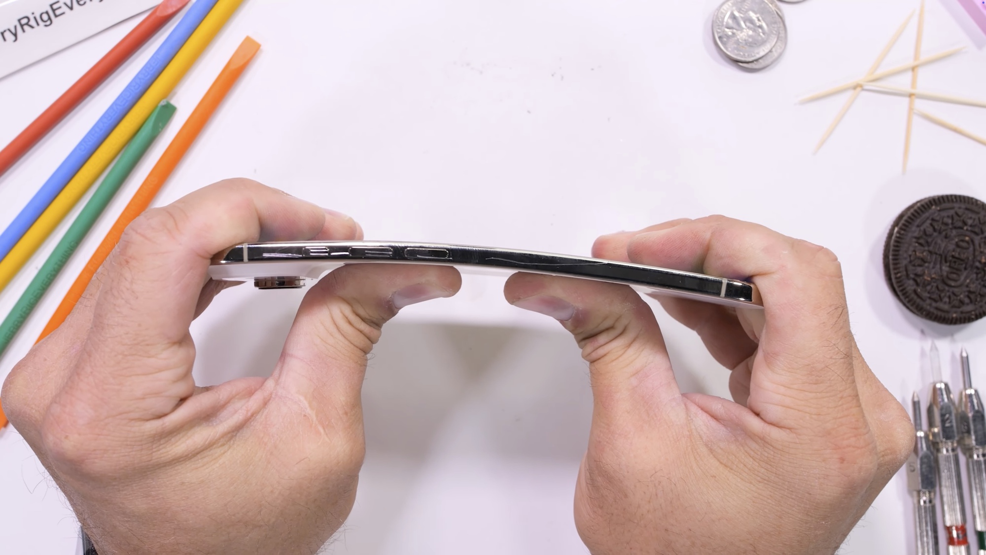 iPhone Air mỏng dính nhưng không thể bẻ gãy, phải dùng máy áp lực gần 100kg mới chịu cong - Ảnh 3