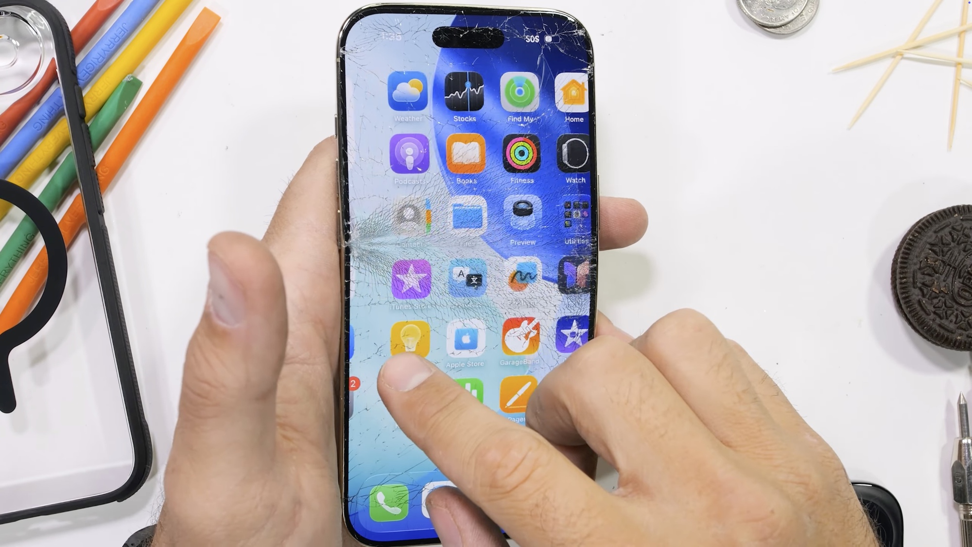 iPhone Air mỏng dính nhưng không thể bẻ gãy, phải dùng máy áp lực gần 100kg mới chịu cong - Ảnh 6