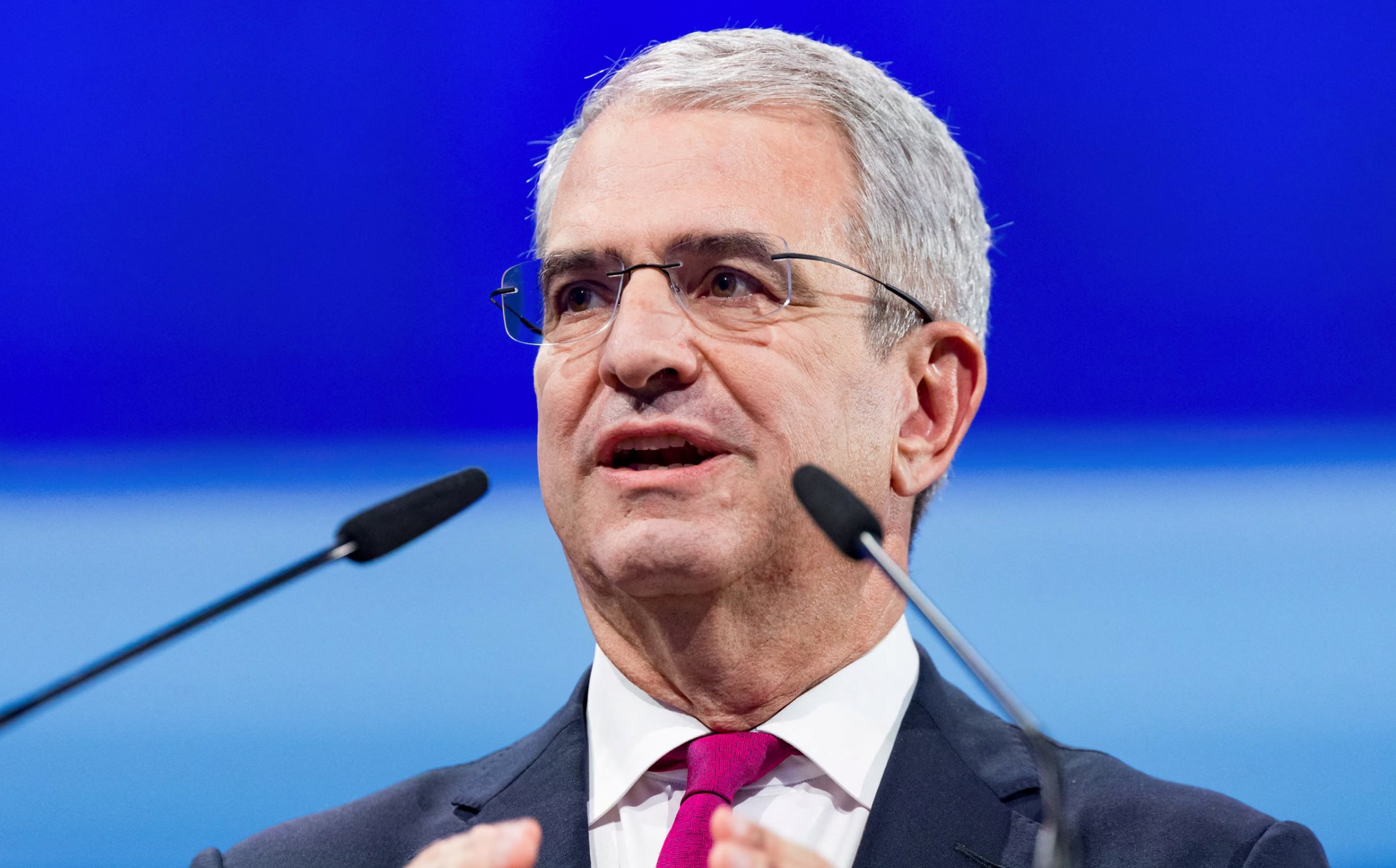 Nóng: CEO Nestlé bị sa thải không bồi thường vì quan hệ tình cảm bí mật với cấp dưới - Ảnh 1