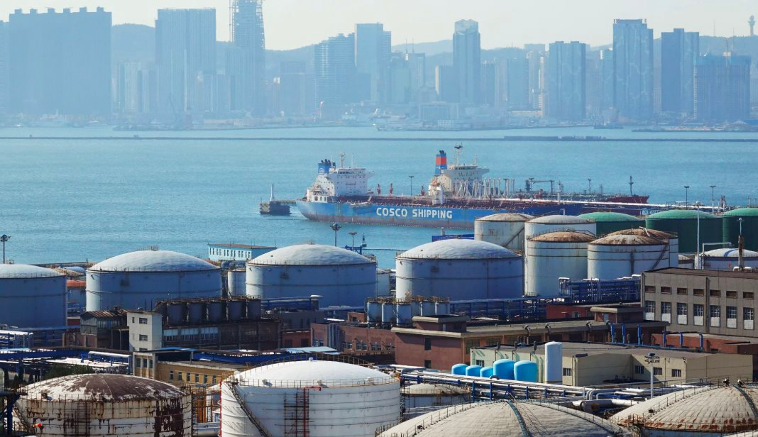 Mất khách sộp là Ấn Độ, Nga lập tức được quốc gia láng giềng mua thêm 2,5 triệu tấn dầu: Là 'bạn hàng' đang nhập 108 triệu tấn/năm - Ảnh 1