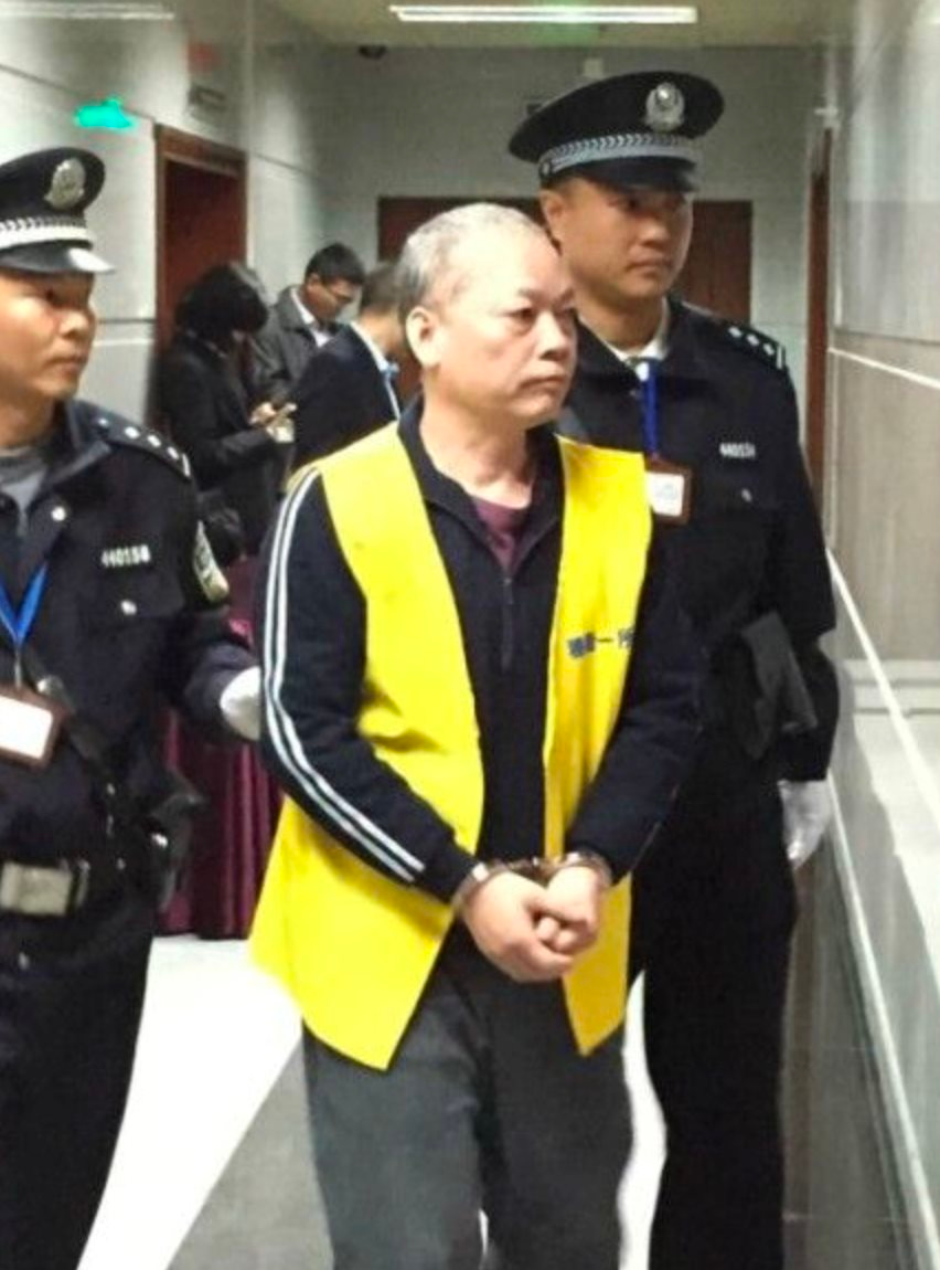 Đột kích nhà riêng của cựu giám đốc công ty nông nghiệp, tịch thu hơn 10.000 tỷ đồng tiền mặt, được bọc trong túi nilon cao đến 1,6 mét giấu sau tường gạch - Ảnh 2