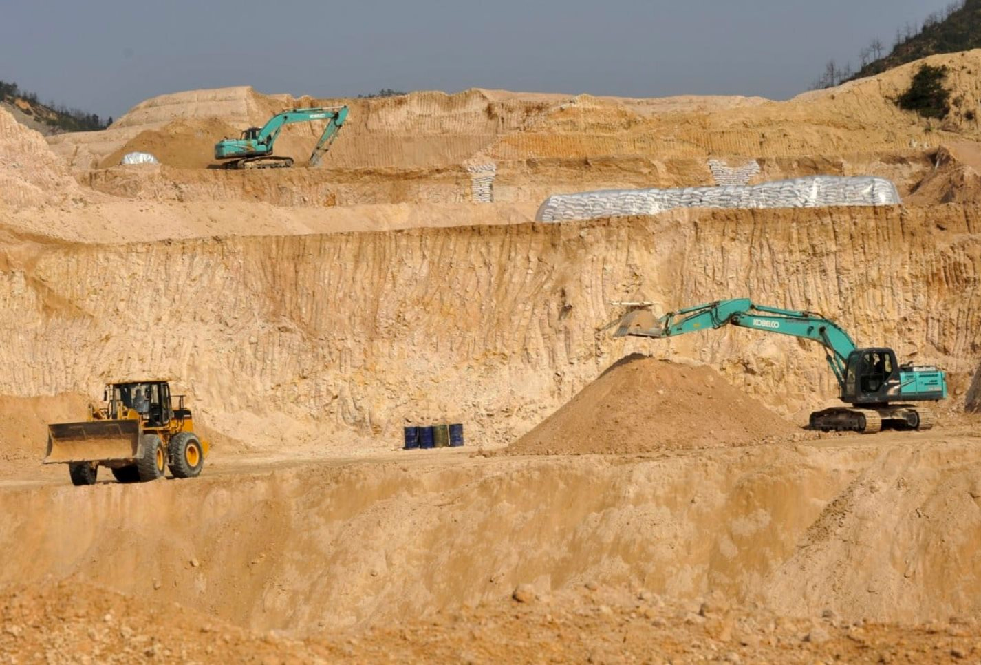 Khoan thủng lòng đất, quốc gia châu Á trúng 500 mỏ 'kho báu' khổng lồ: Hơn 300 tỷ m3 khí đốt phun lên dữ dội, tìm thấy 'vành đai vàng trắng' kéo dài gần 3.000 km - Ảnh 1