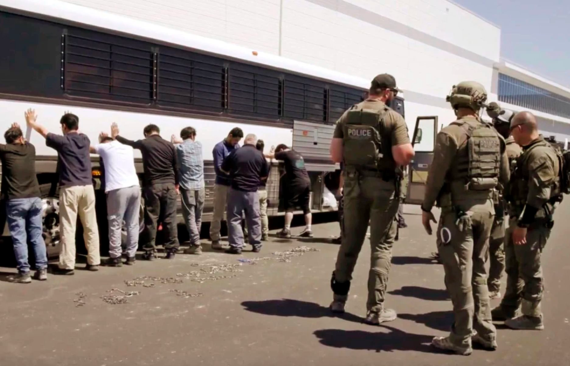 Vụ đột kích tại nhà máy Hyundai ở Mỹ: Hơn 300 công dân Hàn Quốc chuẩn bị hồi hương, Tổng thống Lee Jae Myung nói các công ty Hàn Quốc có thể sẽ phải cân nhắc lại quyết định đầu tư sang Mỹ - Ảnh 1