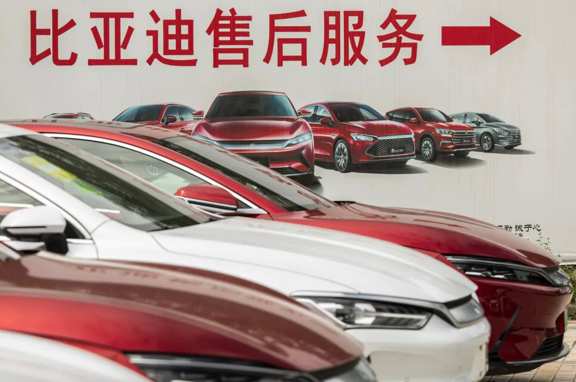 Hãng xe điện lớn nhất Trung Quốc bắt đầu lộ yếu điểm?: Cổ phiếu sụt 30% khiến 45 tỷ USD 'bốc hơi', các mẫu ô tô bị người mua chê 'cũ kỹ' - Ảnh 1