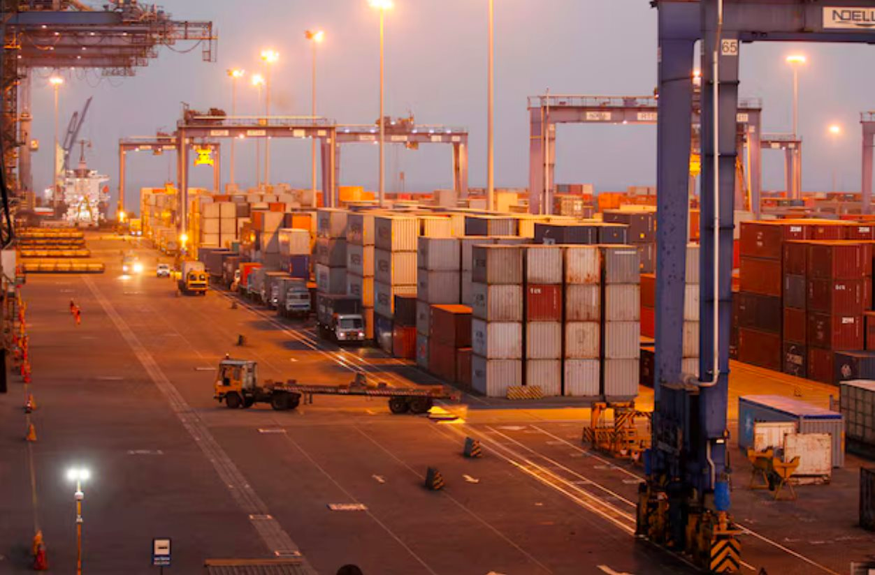 Nghịch lý của một 'khách sộp' vừa nhận liên tiếp 2 tàu chở dầu Nga: Gần 300.000 tấn dầu cập cảng dù vừa tuyên bố 'cấm cửa' các tàu bị phương Tây trừng phạt - Ảnh 1