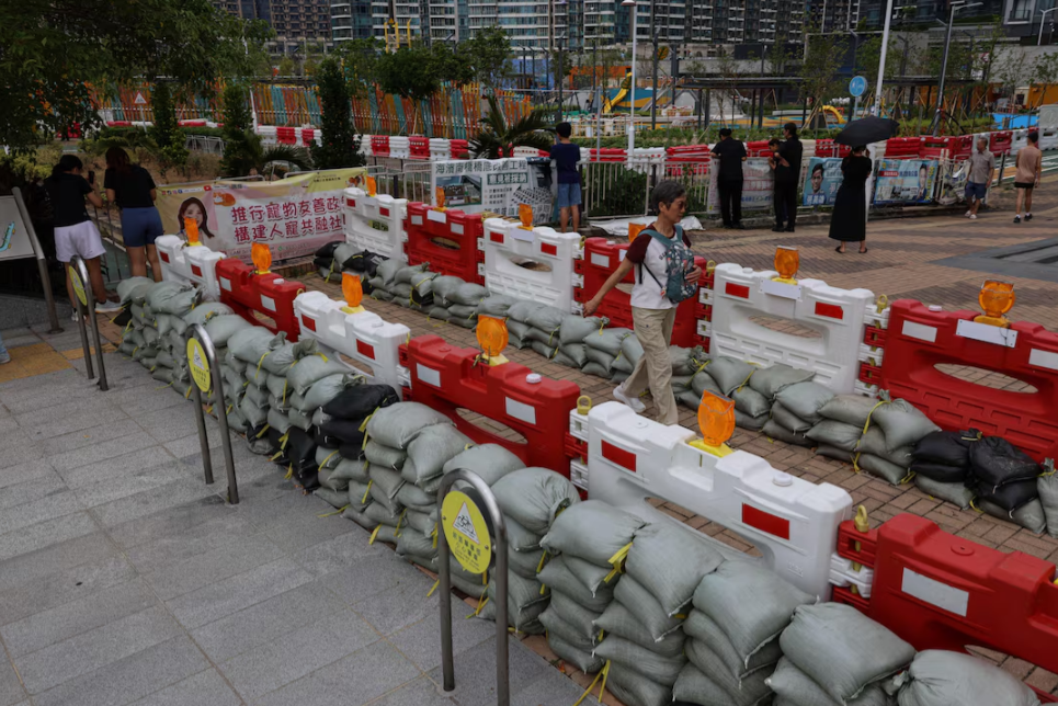 Các thành phố “đóng cửa”, nín thở trước siêu bão Ragasa: Người dân dán chặt cửa kính, chặn bao cát trước nhà, càn quét siêu thị tích trữ đồ - Ảnh 7