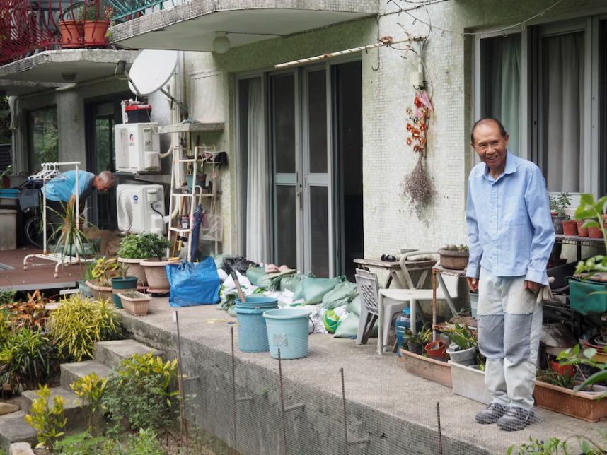 Các thành phố “đóng cửa”, nín thở trước siêu bão Ragasa: Người dân dán chặt cửa kính, chặn bao cát trước nhà, càn quét siêu thị tích trữ đồ - Ảnh 9