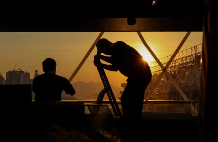 Các thành phố “đóng cửa”, nín thở trước siêu bão Ragasa: Người dân dán chặt cửa kính, chặn bao cát trước nhà, càn quét siêu thị tích trữ đồ - Ảnh 1