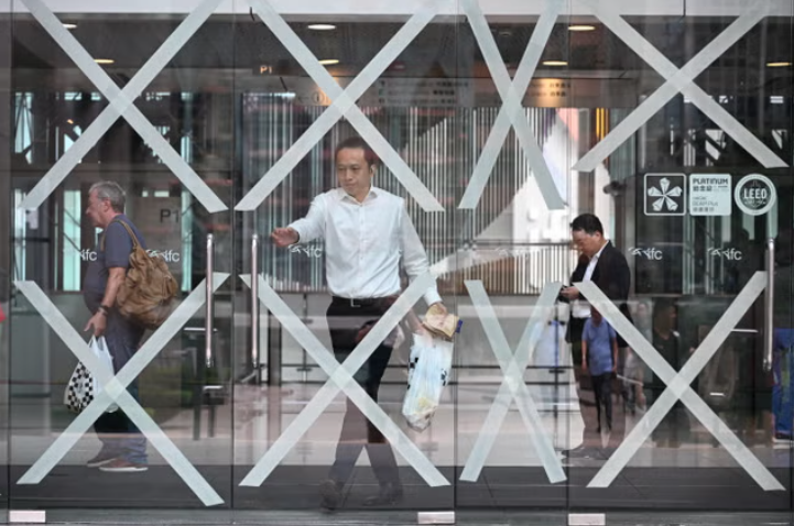 Các thành phố “đóng cửa”, nín thở trước siêu bão Ragasa: Người dân dán chặt cửa kính, chặn bao cát trước nhà, càn quét siêu thị tích trữ đồ - Ảnh 3