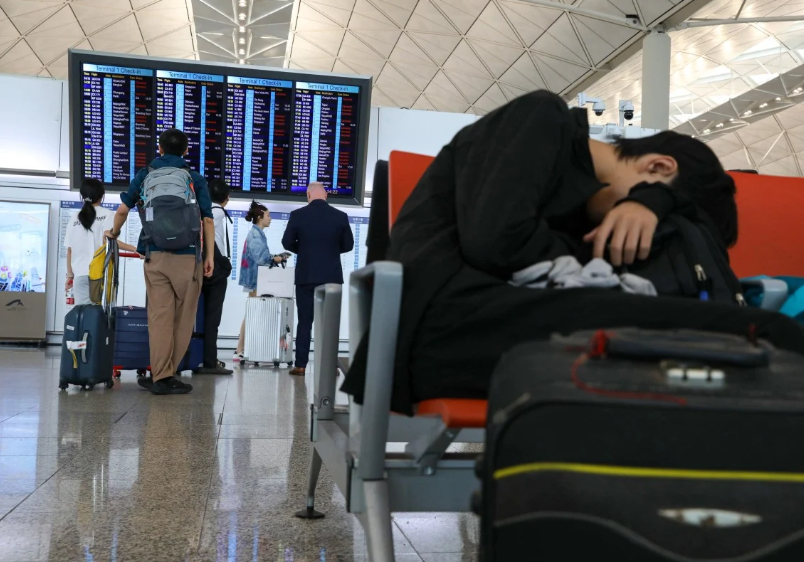 Các thành phố “đóng cửa”, nín thở trước siêu bão Ragasa: Người dân dán chặt cửa kính, chặn bao cát trước nhà, càn quét siêu thị tích trữ đồ - Ảnh 10