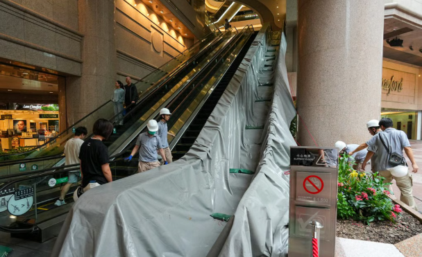 Các thành phố “đóng cửa”, nín thở trước siêu bão Ragasa: Người dân dán chặt cửa kính, chặn bao cát trước nhà, càn quét siêu thị tích trữ đồ - Ảnh 11