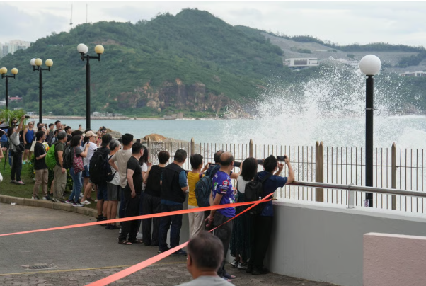 Các thành phố “đóng cửa”, nín thở trước siêu bão Ragasa: Người dân dán chặt cửa kính, chặn bao cát trước nhà, càn quét siêu thị tích trữ đồ - Ảnh 12