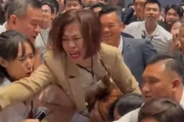 Vụ môi giới trèo cả lên bàn giật phiếu mua căn hộ ở TP HCM, chủ đầu tư nói "Chỉ là một khoảnh khắc ngắn" - Ảnh 1