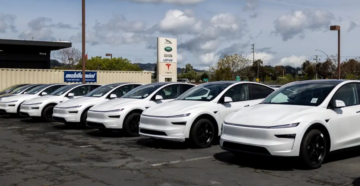 Chuyên gia dự báo 'một năm khó khăn' đối với ngành công nghiệp xe điện Mỹ - Ảnh 1