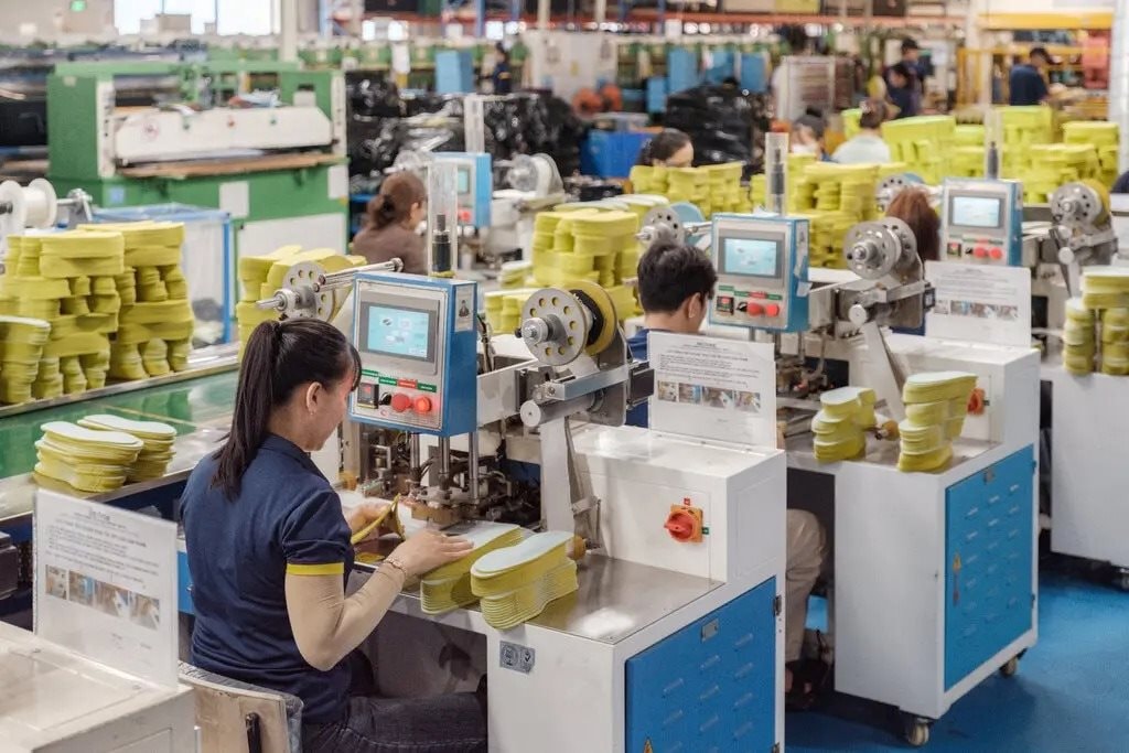 Báo Mỹ: Việt Nam vượt Trung Quốc trở thành công xưởng của thế giới trong ngành công nghiệp trăm tỷ USD - Ảnh 1