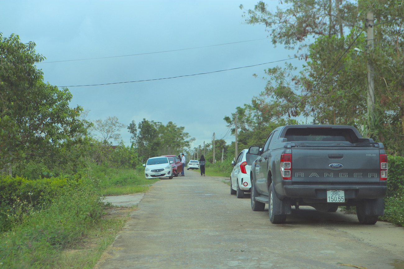 Cảnh tượng ‘cò đất’ ùn ùn đổ về, ô tô đậu kín đường làng sau công bố quy hoạch - Ảnh 1
