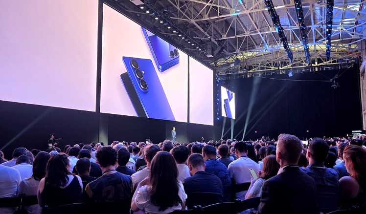 Cùng ra mắt smartphone siêu mỏng nhẹ nhưng Samsung đã 'hạ đo ván' Apple ở một điểm - Ảnh 2