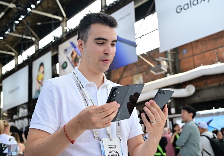 Cùng ra mắt smartphone siêu mỏng nhẹ nhưng Samsung đã 'hạ đo ván' Apple ở một điểm - Ảnh 3