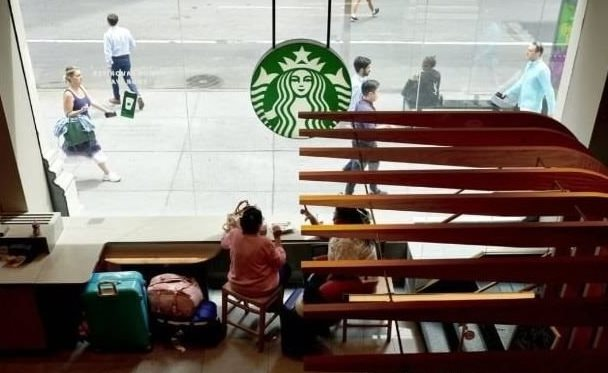 Từng có thời kỳ 2 cửa hàng nằm đối diện nhau trên một con phố, Starbucks nay phải đóng hàng trăm địa điểm: Khó khăn bủa vây ông lớn ngành cà phê - Ảnh 1