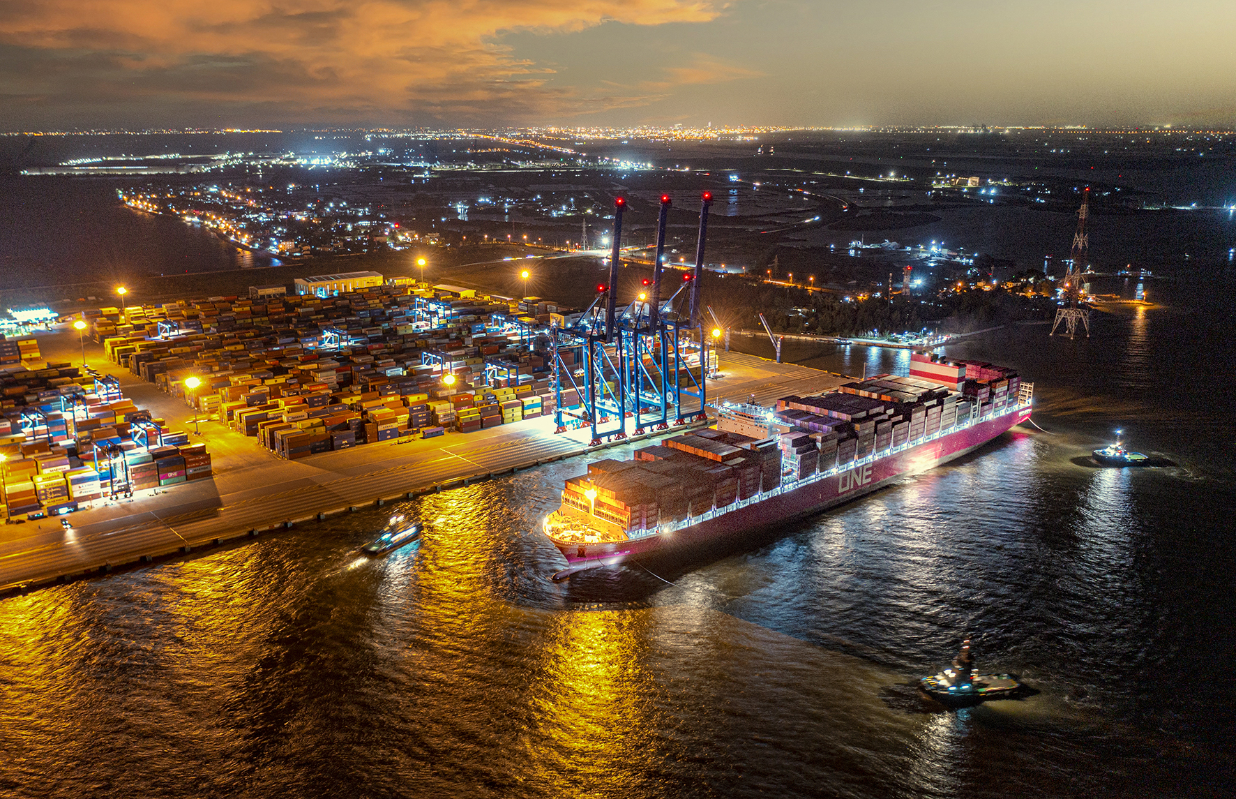 Siêu tàu màu hồng lớn nhất từ trước đến nay cập cảng miền Bắc Việt Nam: Ai đứng sau? - Ảnh 3