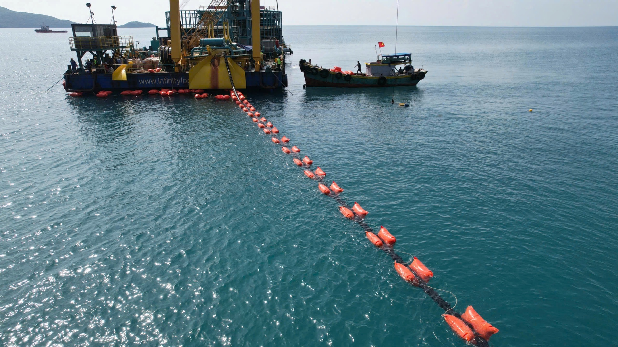 Có điện lưới quốc gia, Côn Đảo dừng phát điện diesel giá cao - Ảnh 1