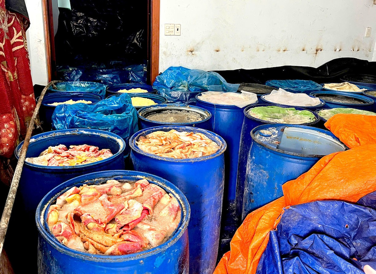 Rùng mình với cơ sở làm lạp xưởng với nguyên liệu bị phân huỷ, hôi thối - Ảnh 1