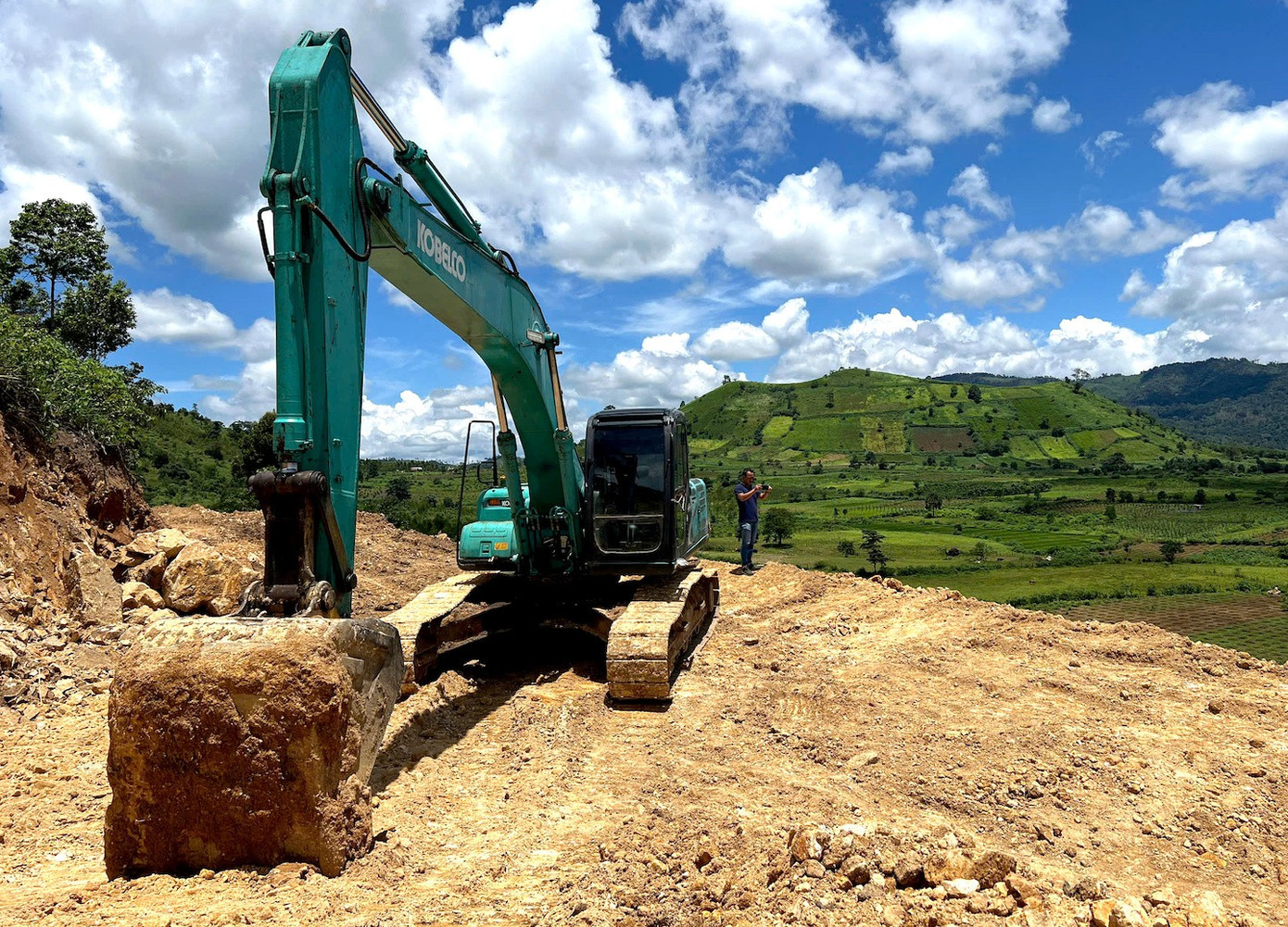 Đã tìm ra người 'xẻ thịt' ngọn núi nổi tiếng ở Gia Lai - Ảnh 1