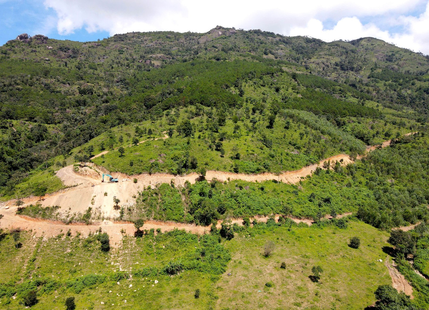 Đã tìm ra người 'xẻ thịt' ngọn núi nổi tiếng ở Gia Lai - Ảnh 2