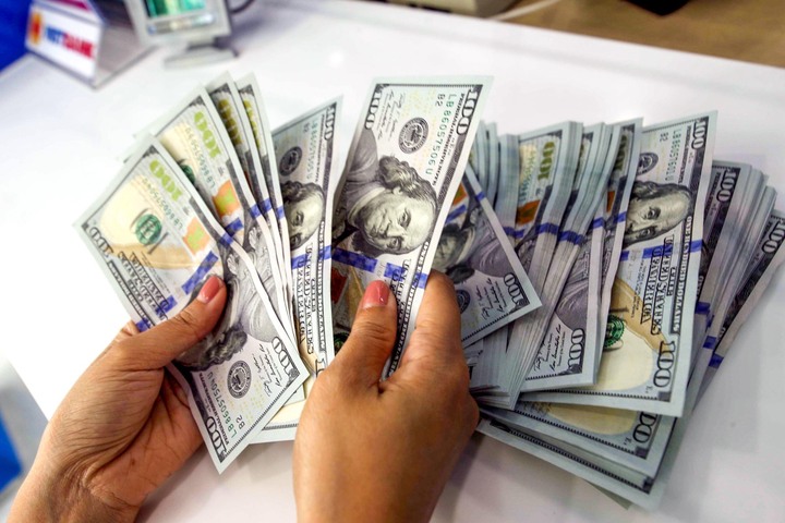 Giá USD lần đầu tiên vượt 27.000 đồng/USD - Ảnh 1