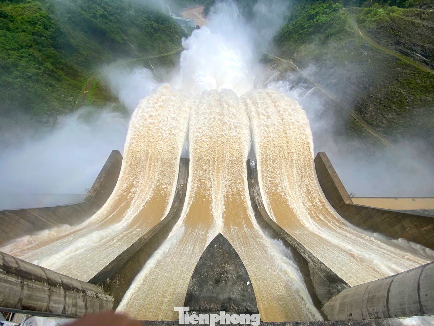 Thủy điện lớn nhất Bắc Trung Bộ xả nước trước bão số 9 - Ảnh 2