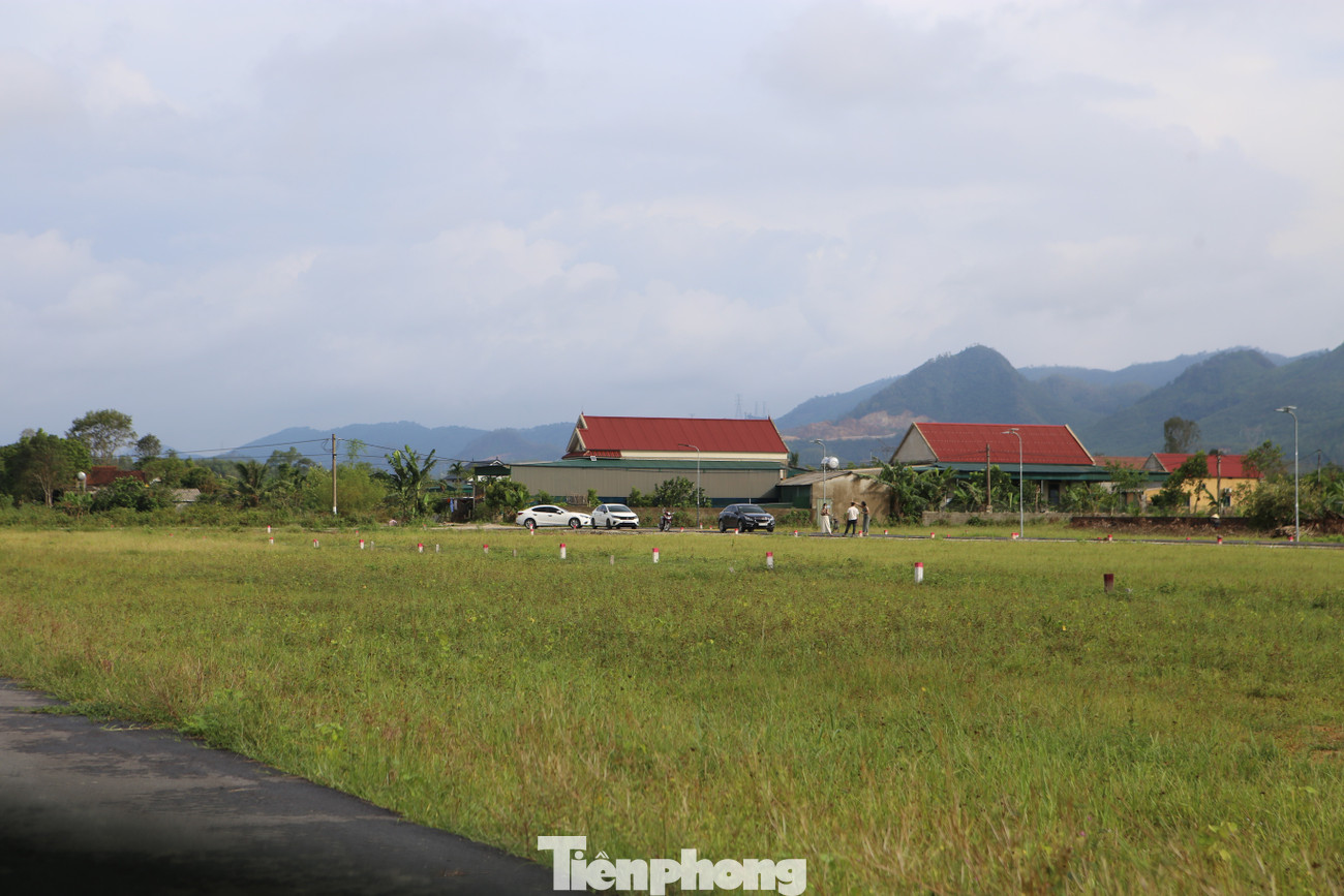 Cảnh tượng ‘cò đất’ ùn ùn đổ về, ô tô đậu kín đường làng sau công bố quy hoạch - Ảnh 3
