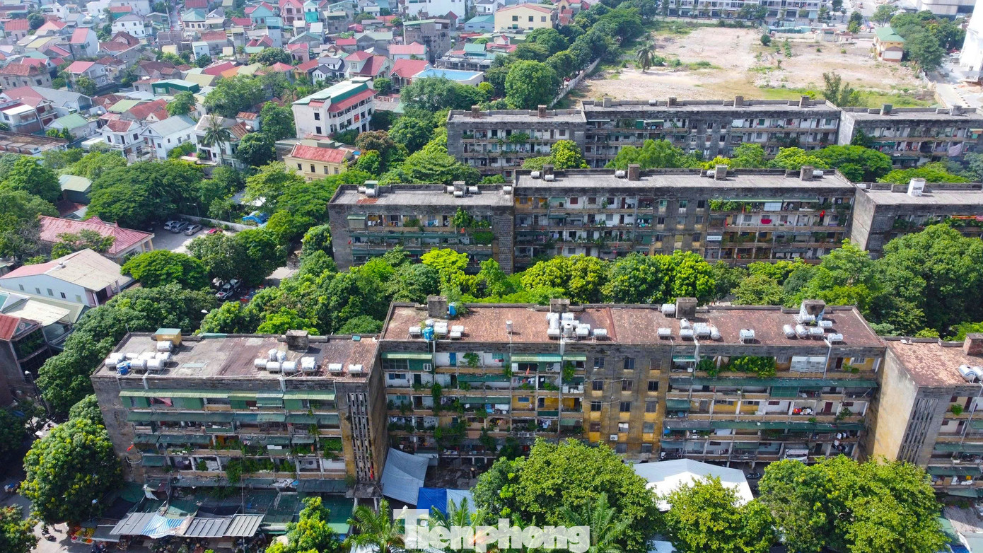 Chung cư xuống cấp, trần rơi lả tả - Ảnh 1